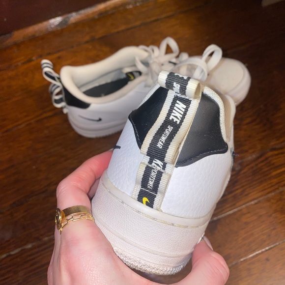 Nike air sneakers - lightly used in great condition size 7Y but fit 9 women’s - Picture 2 of 3